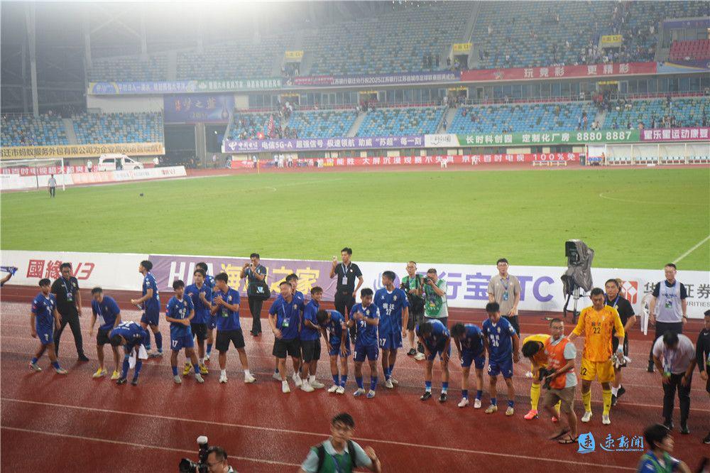 主场内外看“苏超”·热力直击丨唱响终场哨 宿迁、淮安球迷与球员共筑温情时刻